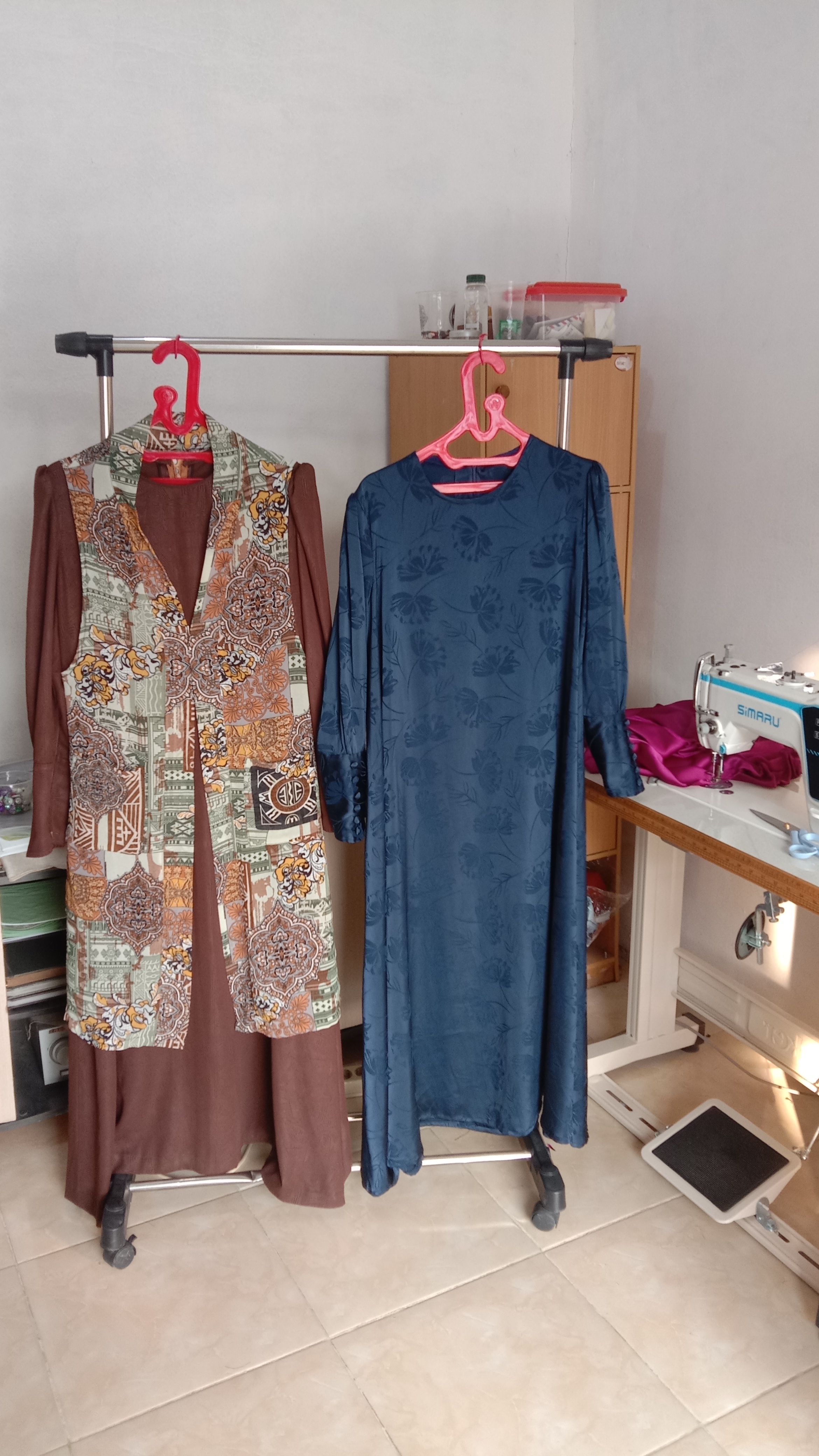 Koleksi busana gaun dan gamis batik