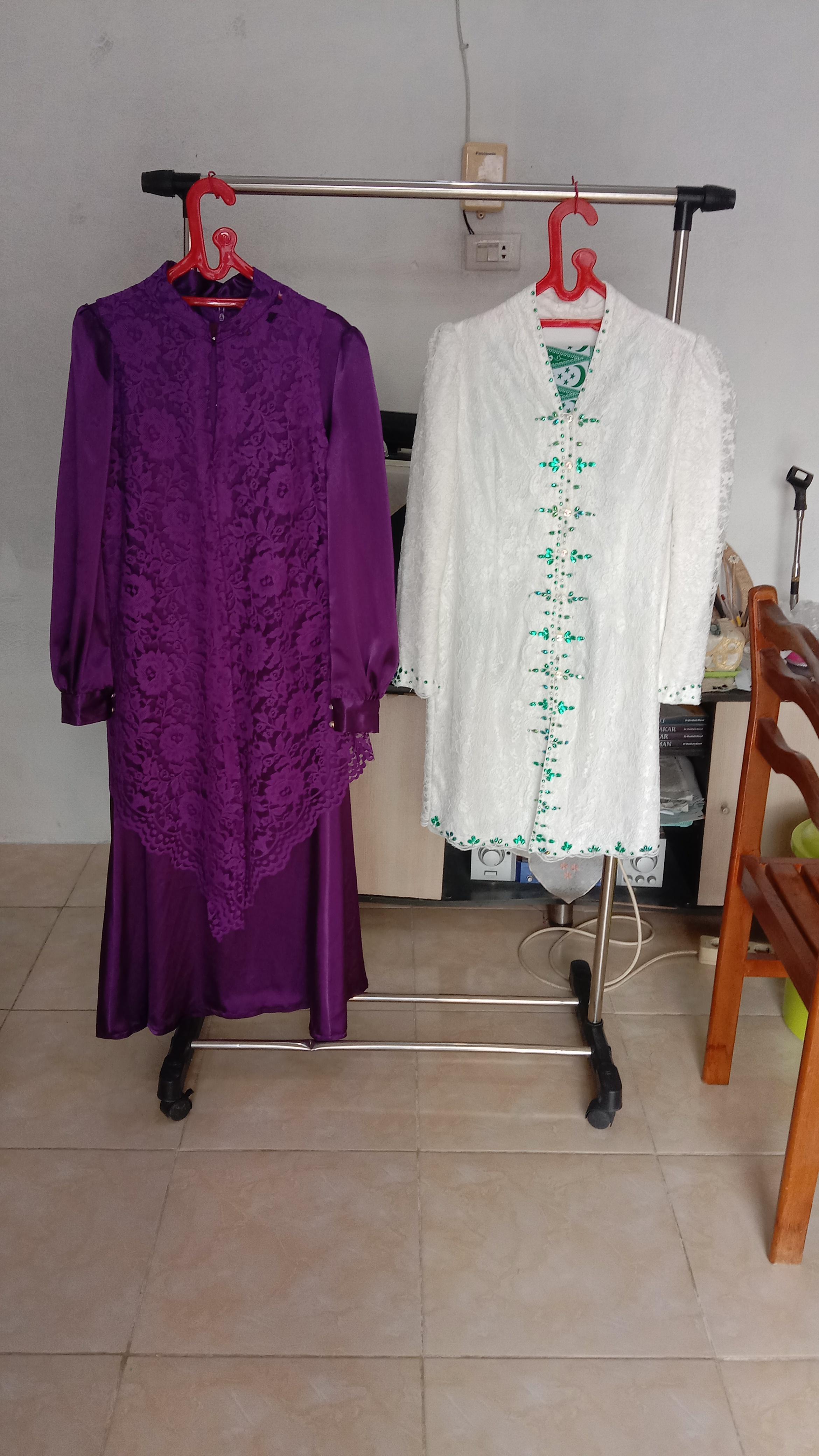 Kebaya ungu dengan detail bordir