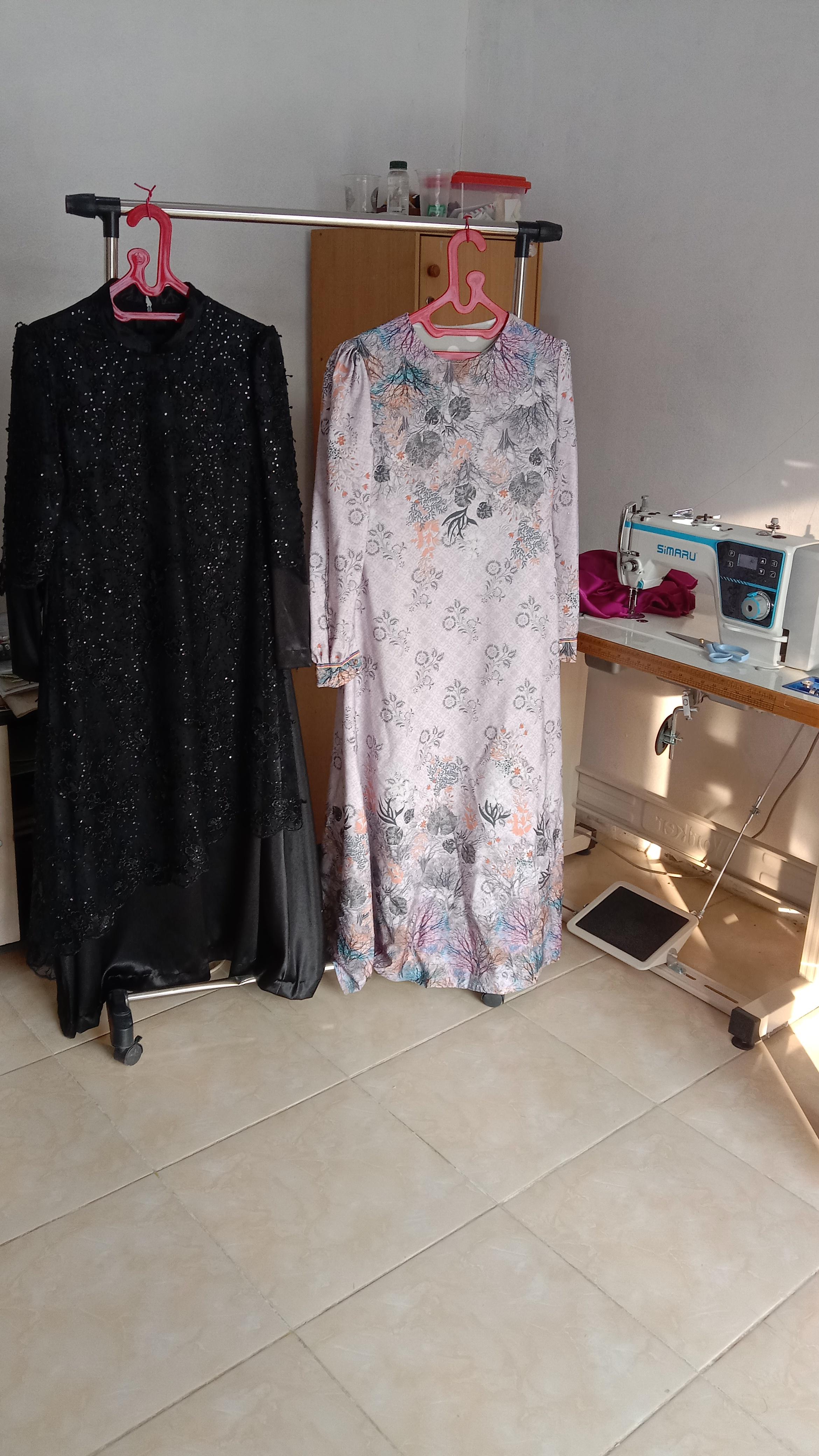 Gaun hitam dan dress floral