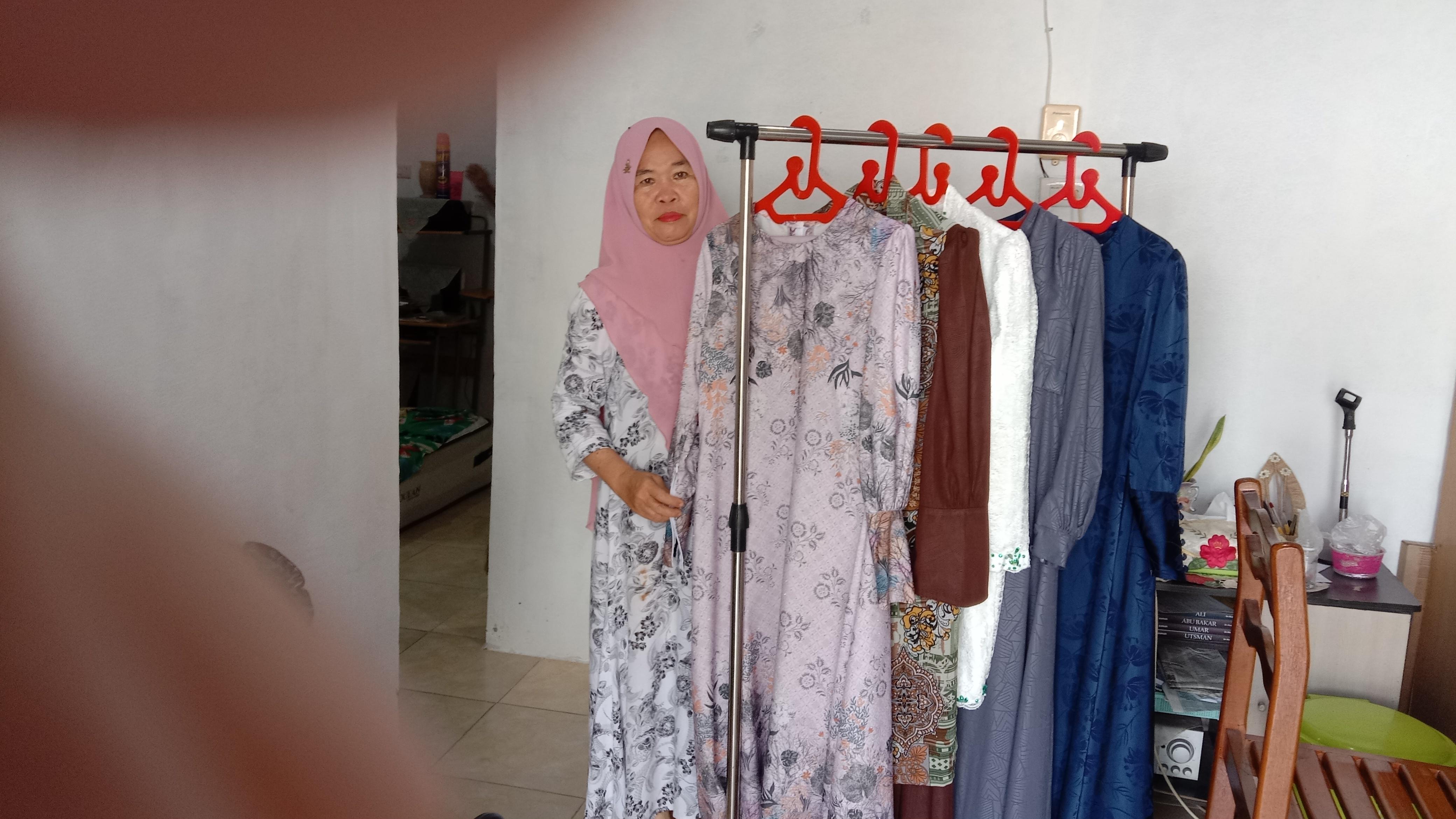 Bu Nurasiah dengan koleksi busana